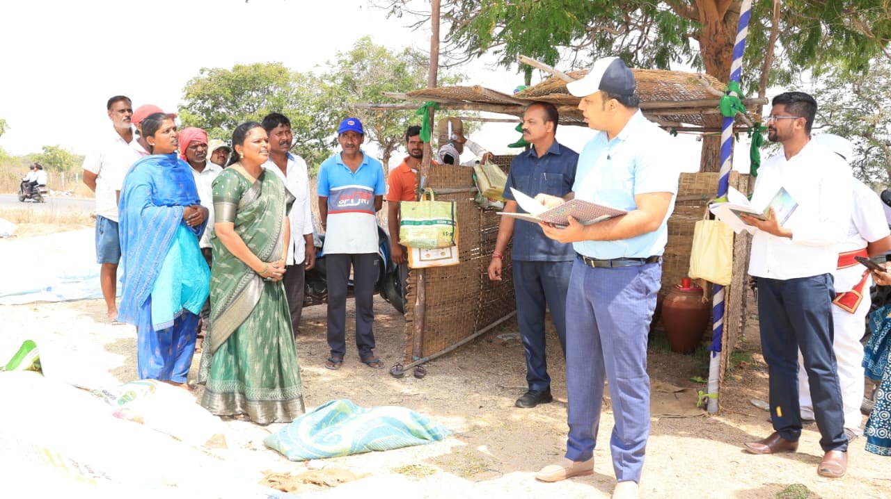 ధాన్యం కొనుగోలు కేంద్రాల్లో కలెక్టర్ ఆకస్మిక తనిఖీలు  జిల్లా కలెక్టర్ సందీప్ కుమార్ ఝా